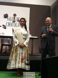 Asistente fedecacao en el salon du chocolat en parís