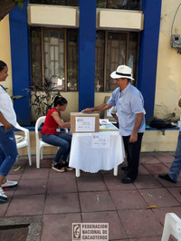 Persona votando en las elecciones cacaoteras 2018