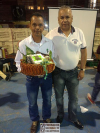 Personas recibiendo una ancheta como obsequio