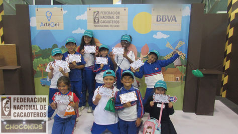 Niños enseñando un certificado en el chocokids 2018 de fedecacao