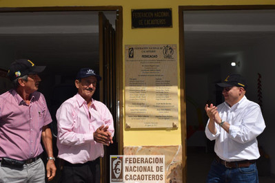 Personas inaugurando un establecimiento de fedecacao
