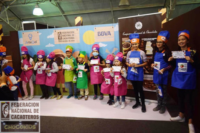 Niños enseñando un certificado en el chocokids 2018 de fedecacao