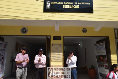 Personas inaugurando un establecimiento de fedecacao