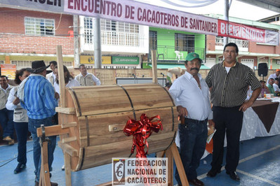 Persona recibiendo un artículo de madera como obsequio