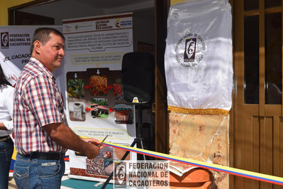 Personas inaugurando un establecimiento de fedecacao
