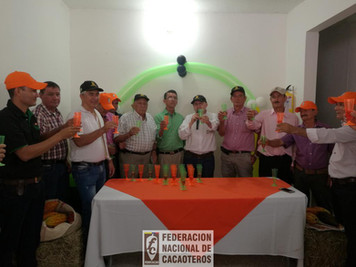 Personas reunidas celebrando 