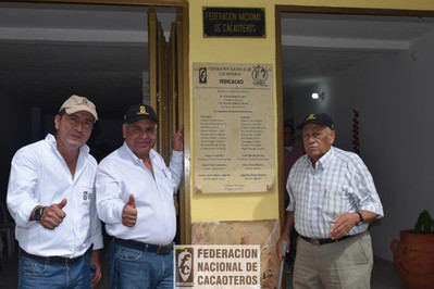 Personas frente de un lugar