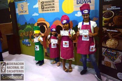 Niños enseñando un certificado en el chocokids 2018 de fedecacao