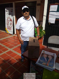 Persona votando en las elecciones cacaoteras 2018