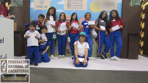 Niños enseñando un certificado en el chocokids 2018 de fedecacao