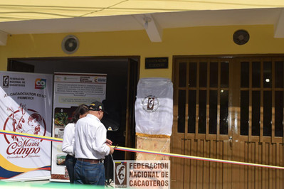 Personas inaugurando un establecimiento de fedecacao
