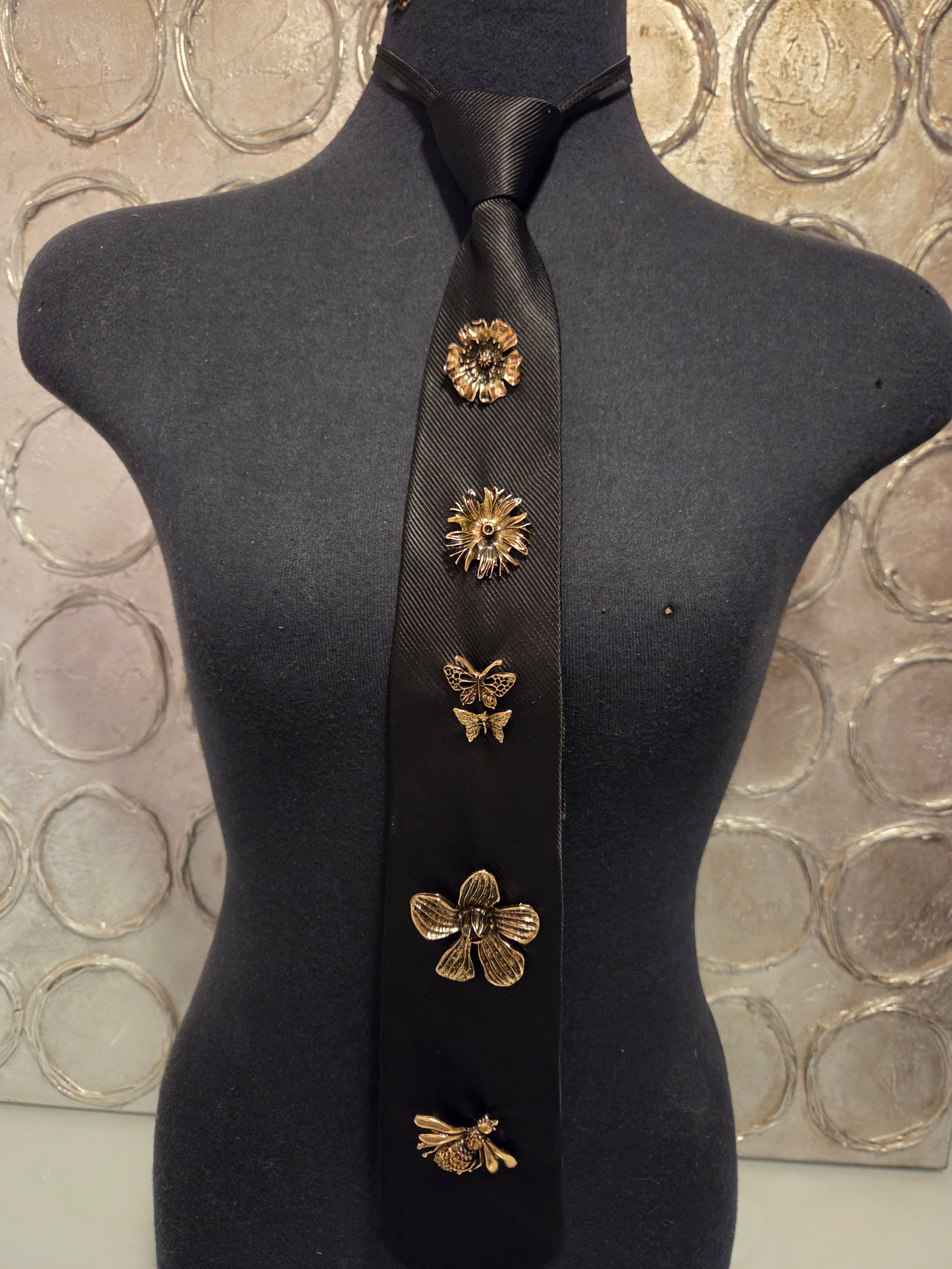 9034  BLACK UNISEX TIE WITH BROOCHES