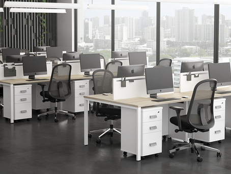 O conceito de open space se consolidou como uma solução eficiente para otimizar área útil, estimular a colaboração e reduzir custos imobiliários. No entanto, à medida que esse modelo evoluiu, surgiu um desafio recorrente: como fazer a setorização do escritório sem comprometer a privacidade e a concentração das equipes?