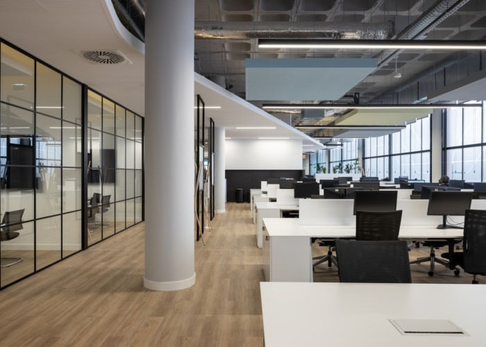 Mesa para escritório do tipo plataforma, pés tubulares em aço formato cavalete, com armário duplo na ponta da plataforma, para impressora.