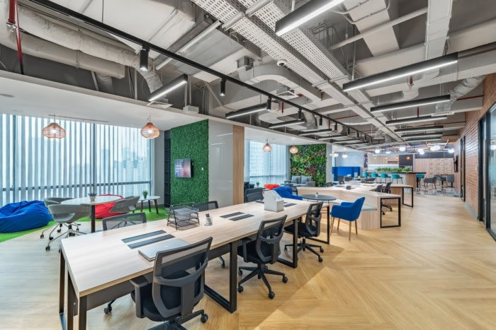 Mesa retangular com caixa de tomadas, pés em aço tubular formato quadro.