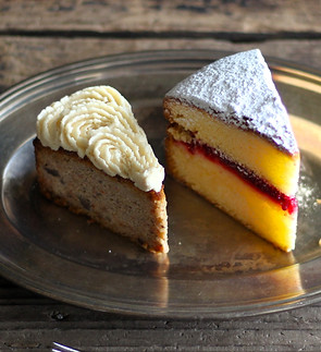 （OHISAMA)【キャロットケーキVSヴィクトリアスポンジ】左から「キャロットケーキ」「ヴィクトリアサンドイッチケーキ」.JPG