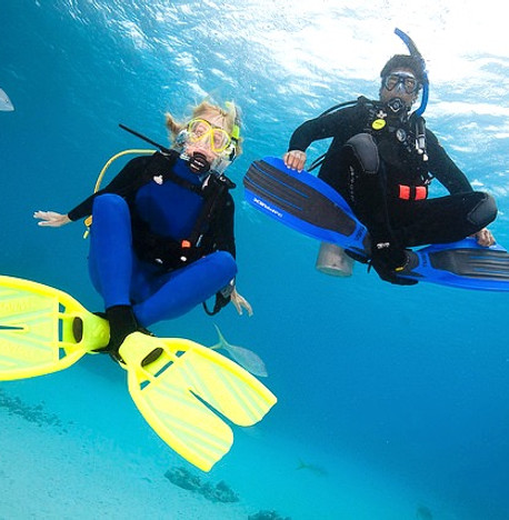 Deux plongeurs en position assise sous l'eau