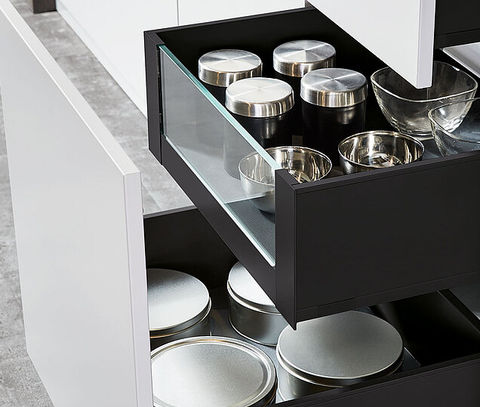 Blum Legrabox Terraschwarz Wir setzen die BLUM LEGRABOX pure als Standard bei unseren Küchenmöbeln ein. Das schlichte, gradlinige Design bei gleichzeitiger Verwendung hochwertiger Materialien bedeutet Eleganz in Bewegung. Für ein wohnliches Ambiente gibt es Schubkästen und Auszüge in Eiche. Wir liefern die Schubkästen und Auszüge in vier unterschiedlichen Tiefen.