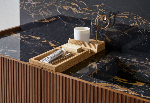 Möbel MILLENNIUM LARGE / Nussbaum gebeiztes Bambusmöbel / abm. Möbel L.150 x D.51.5 x H.38 cm / Steigrohr L.146 x D.7 x H.30 cm / Spiegel L.146 x H.70 cm / RIGO schwarze Beleuchtung / Tecnoceramica schwarzes Portoro-Steinzeug mit einer Dicke von 6 mm. / Hochschrank L.50 x H.135 x P.35 / Aluminium Türstruktur