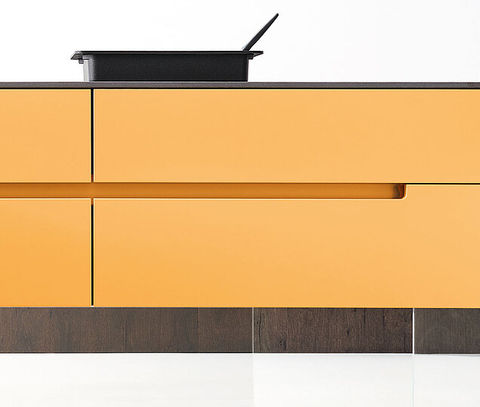 Ausklinkung Ausklinkungen an Fronten waagerecht und senkrecht möglich.
Lieferbar in Softlack, Mattlack, Pulverlack, Hochglanzlack und Beton.