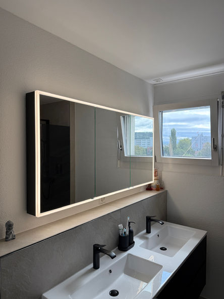 Grosses Badezimmer nach Badumbau im New-York-Stil mit beigen Wand- und Bodenplatten und schwarzen Akzenten in Wohlen AG