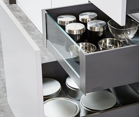 Blum Legrabox Oriongrau Wir setzen die BLUM LEGRABOX pure als Standard bei unseren Küchenmöbeln ein. Das schlichte, gradlinige Design bei gleichzeitiger Verwendung hochwertiger Materialien bedeutet Eleganz in Bewegung. Für ein wohnliches Ambiente gibt es Schubkästen und Auszüge in Eiche. Wir liefern die Schubkästen und Auszüge in vier unterschiedlichen Tiefen.