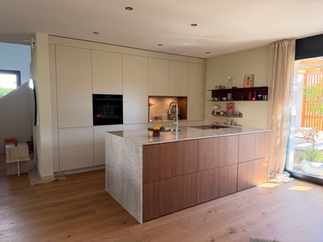 Moderne Küche von PBK DESIGN mit Nussbaum Furnier, Sand Fronten und hochwertiger Naturstein Optik