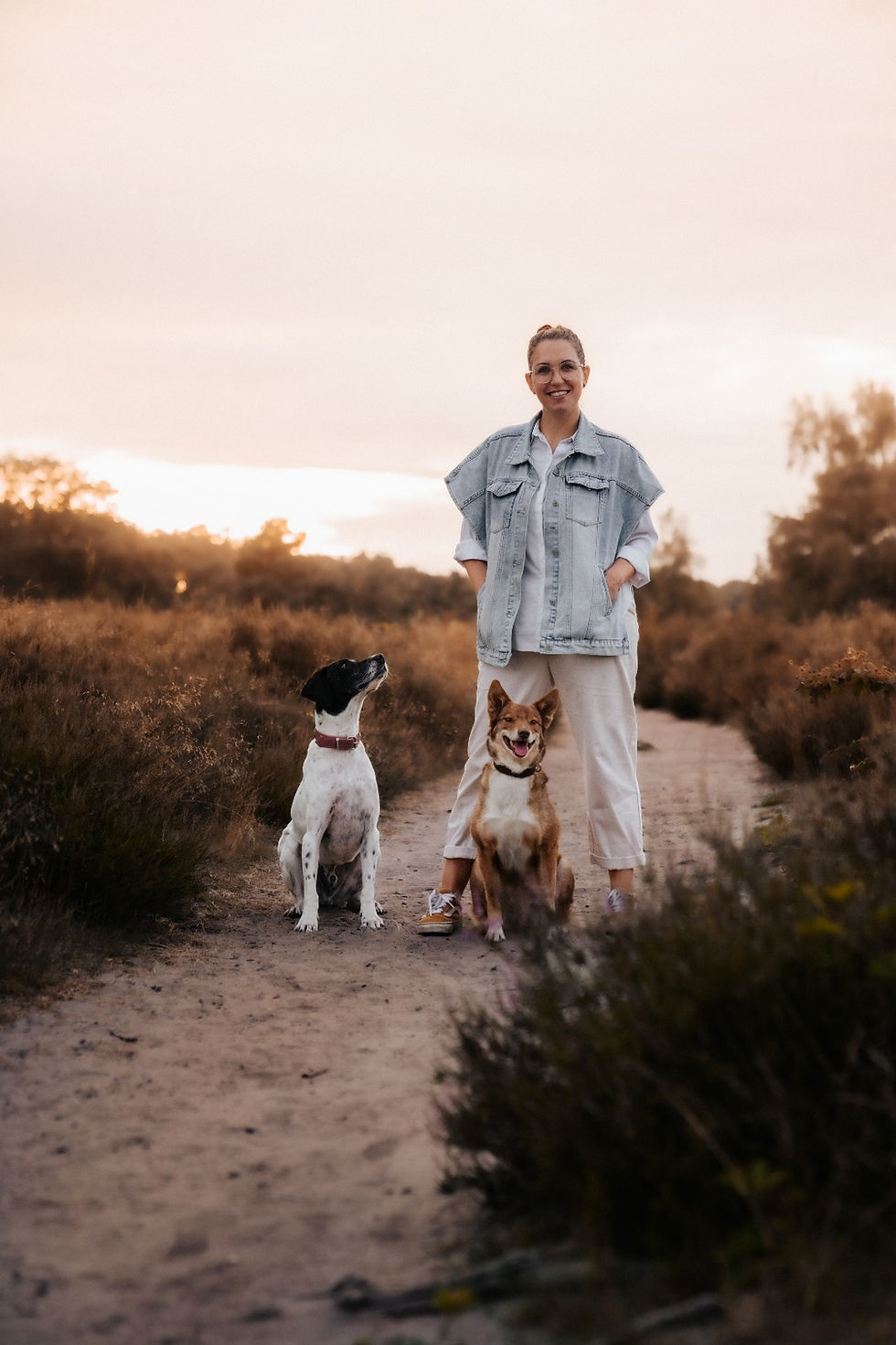 Hundetrainerin Sarah Engel mit ihren Hunden Hazel und Murphy
