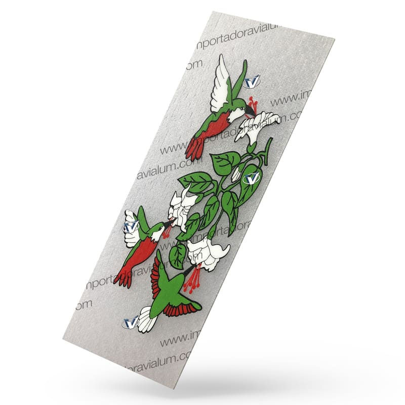 Plancha de Acrílico Colibrí con diseño decorativo de colibríes y flores sobre acabado translúcido para cortinas de baño.