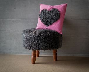 Hocker mit Fell von Gotlandschafen