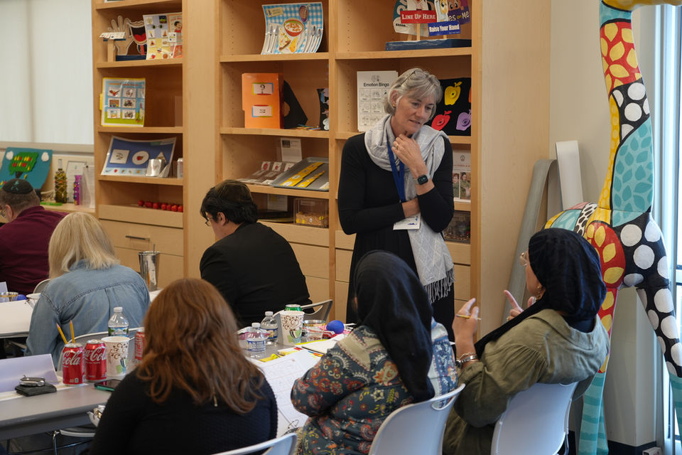 Participantes colaboran en dinámicas que fortalecen las habilidades cognitivas durante el Congreso Feuerstein Guatemala 2026.