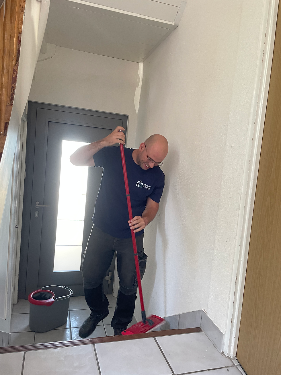 Hausmeisterservice für Hausverwaltungen reinigt Treppenhaus