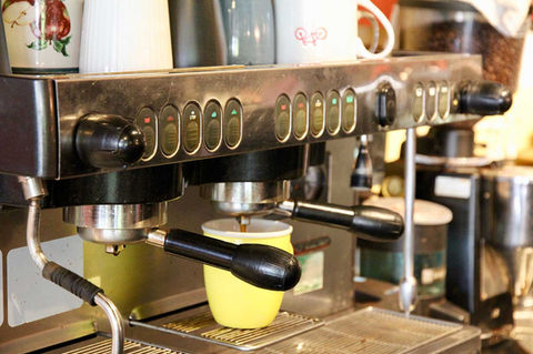 Espresso-machine-with-coffee-cup.jpeg