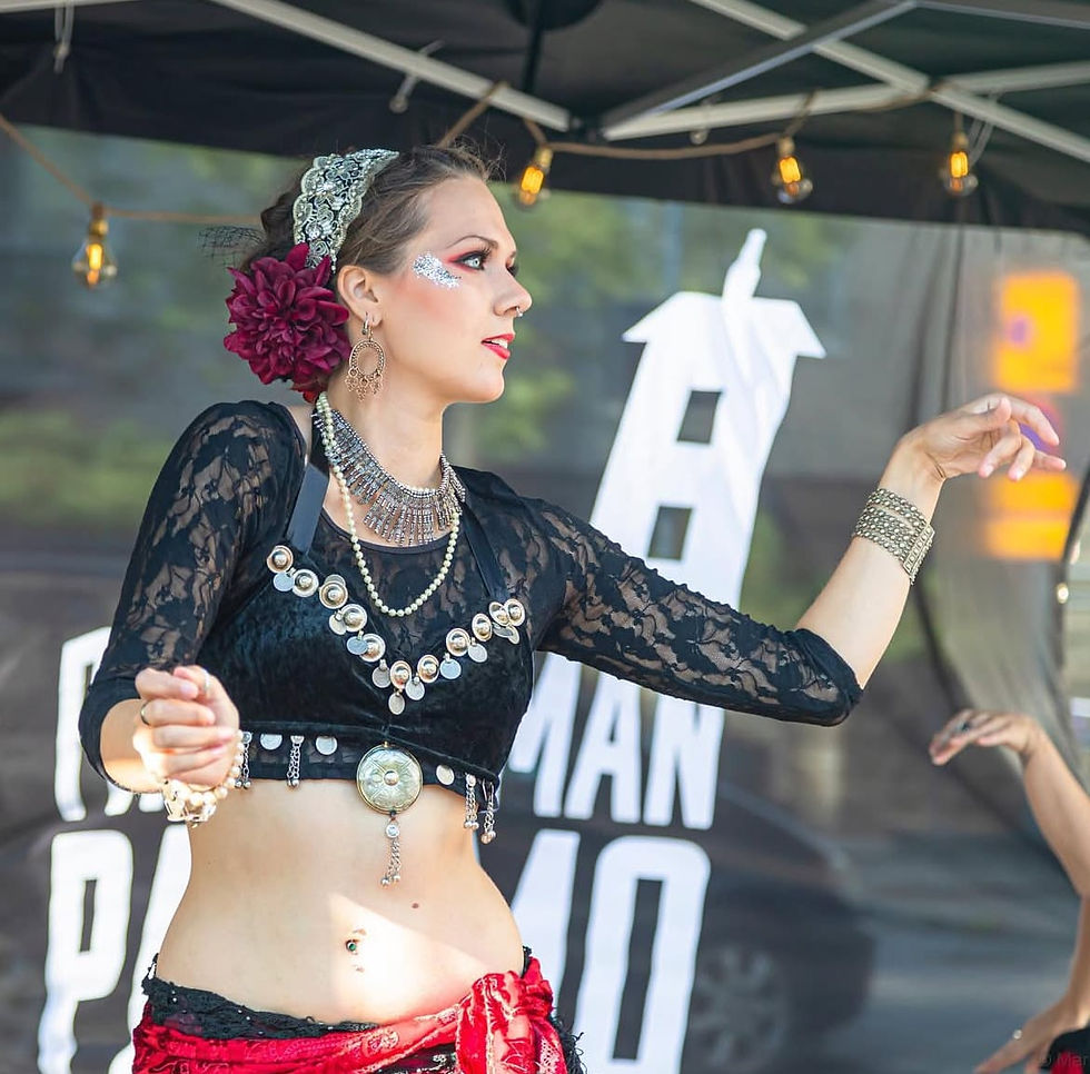 Bellydance Showcase Vol. 5 Helsingissä, duo Houre & Hysteria SagaCerejan kanssa, 2018. Kuva: Marko Vähä-Erkkilä.