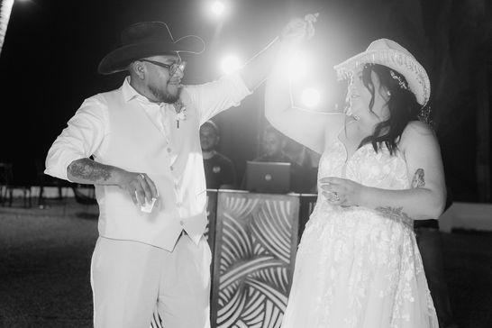 pareja de recién casados celebrando su boda