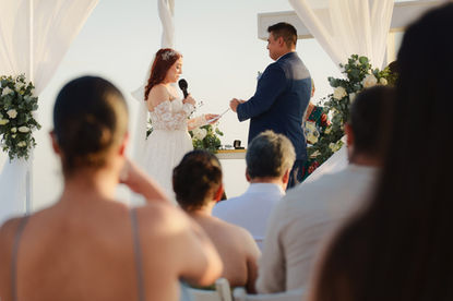 retrato de pareja declarando sus votos frente al altar en ceremonia de boda frente al mar de acapulco