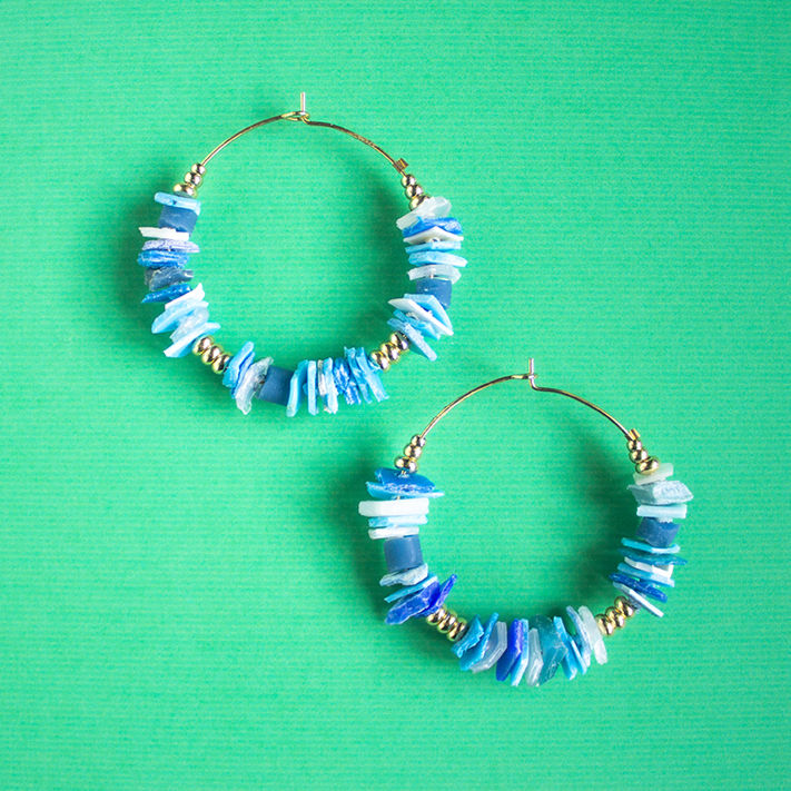 Boucles d'oreille créoles femme bleues en plastique recyclé upcyclé et acier inoxydable doré