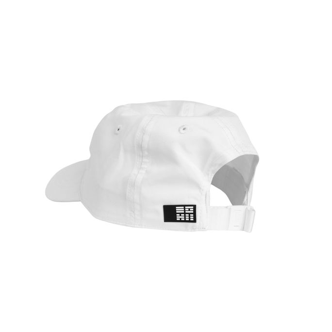 Casquette de baseball blanche avec logo noir sur le côté; PKF SPORT SA.