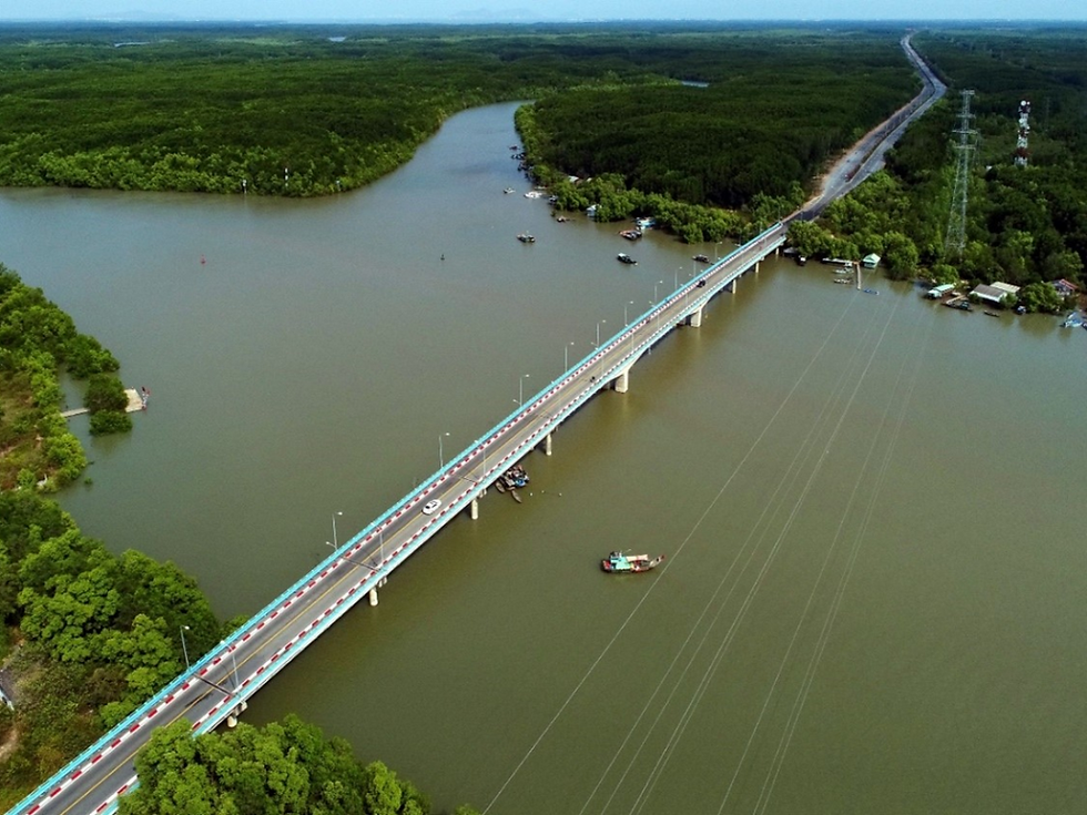 Cầu Dần Xây nối liền hai xã An Thới Đông và Long Hòa, nằm cách bến phà Bình Khánh khoảng 22 km về phía nam và cách thị trấn Cần Thạnh khoảng 19 km về phía bắc. (Ảnh: sưu tầm)
