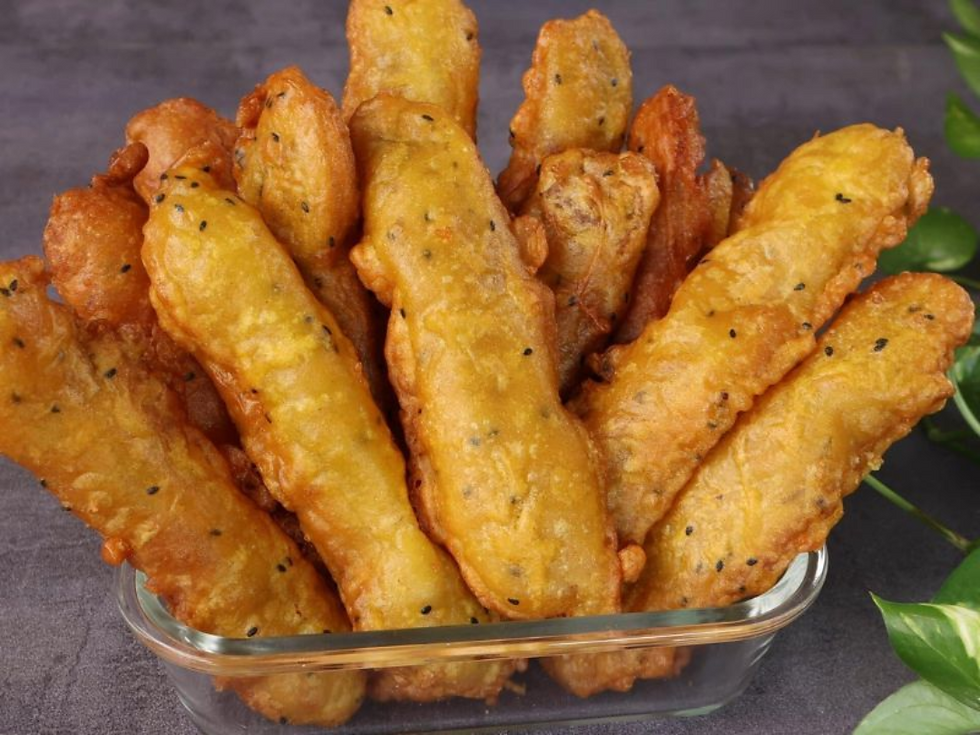 Miếng chuối chiên vàng ươm, giòn rụm bên ngoài, mềm ngọt bên trong, bày trên giấy thấm dầu nóng hổi. (Ảnh: sưu tầm)
