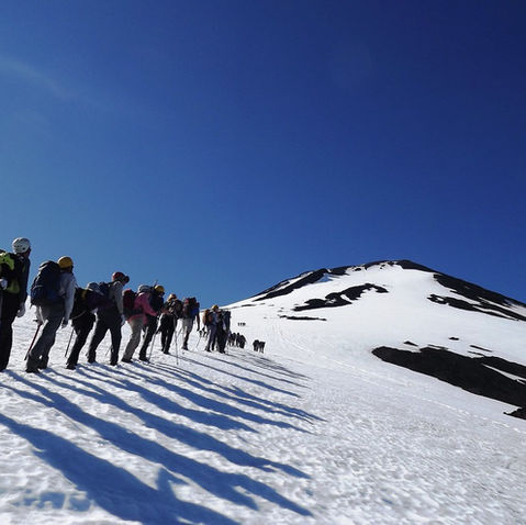 Desafía tus límites y disfruta de una experiencia inolvidable escalando el imponente Volcán Villarrica. La vista panorámica desde la cima, rodeada de nieve y naturaleza, es una recompensa que vale cada paso.