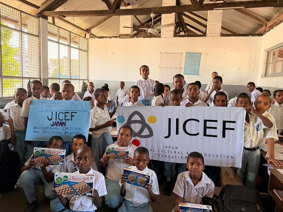 ケニアの孤児院で、JICEF(日本国際文化教育財団)の横断幕を掲げ、寄贈されたチェスセットを手にして笑顔を見せる多くの子どもたちの集合写真。