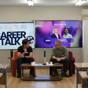 JICEFの「キャリアトーク」イベントで、登壇して参加者にキャリアアドバイスを共有するゲストスピーカーのリチャードソン・フィリップ氏とタルガット・ヌルクマル氏。