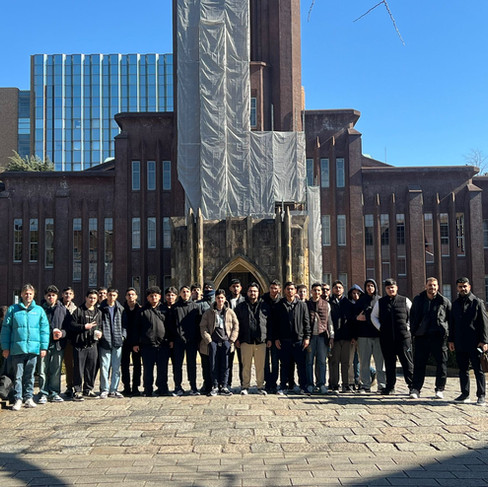 JICEFの対話プログラム活動の一環として、東京大学のキャンパスを訪問し、歴史的な建物の前で記念撮影をする海外からのゲストたち。