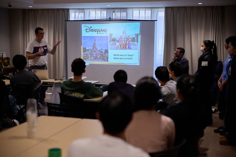 JICEFのフランス文化イベントで、トム氏が「ディズニーランド・パリ」と東京の比較についてプレゼンテーションを行っている様子。