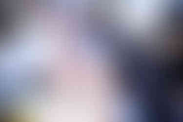 アイルランド料理のワークショップで、笑顔の参加者たちが手袋をして一緒にボウルの中の材料を混ぜている様子。