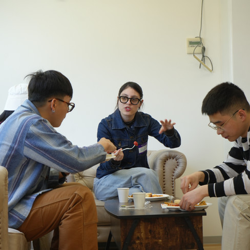 JICEF「キャリアトーク」の朝食・ネットワーキングセッションで、食事を楽しみながら積極的に交流を深める若手メンバーたち。