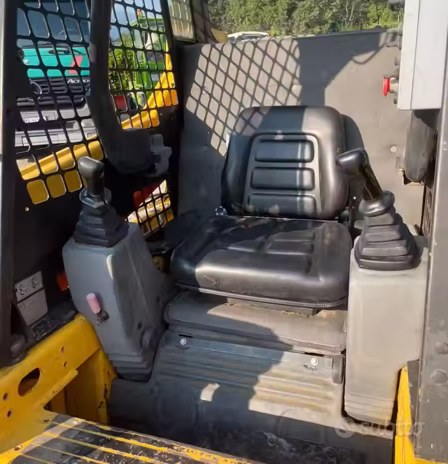 Miniatura: Komatsu SK 09J anno 98 joistik 3400 ore targata (VENDUTO)