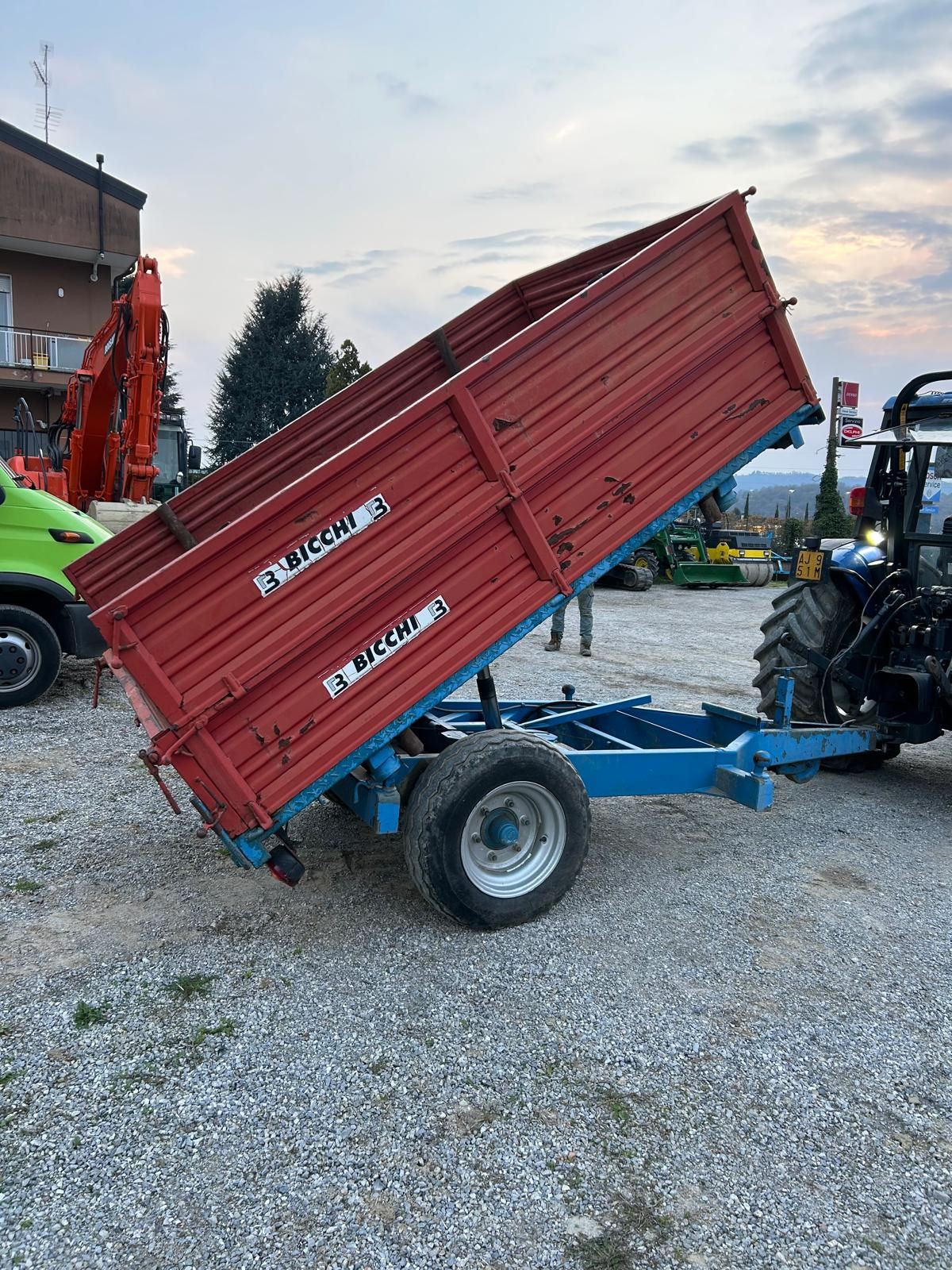 Rimorchio Ribaltabile Trilaterale BICCHI 30 ql