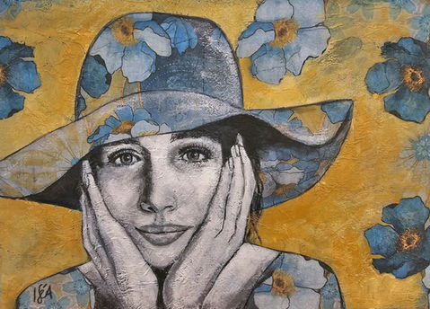 Jeune fille rêveuse sur fond jaune fleuri